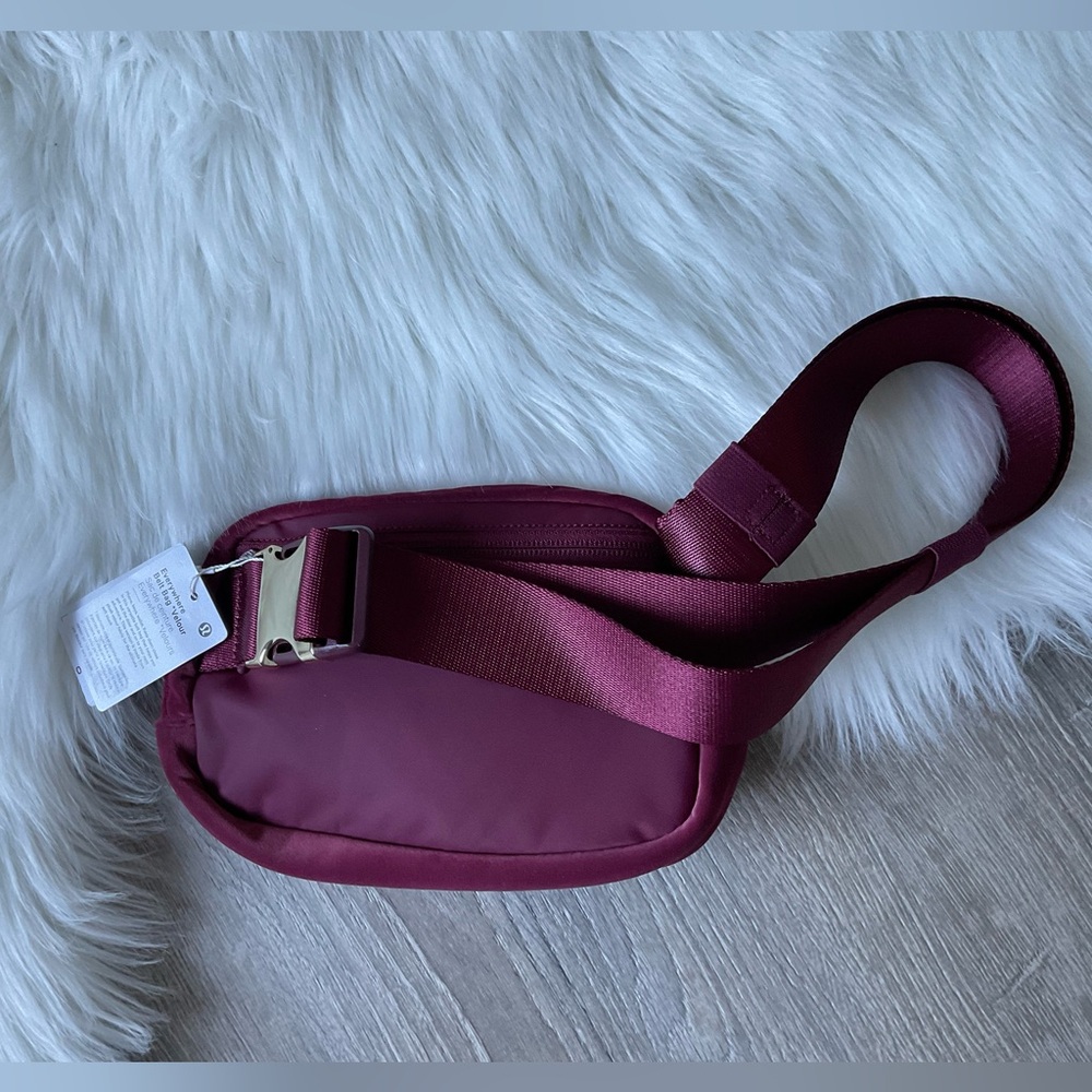 🍷LULULEMON Everywhere Belt Bag 1L Plush Wine Berry Velour With Gold Accents - Picture 4 of 6